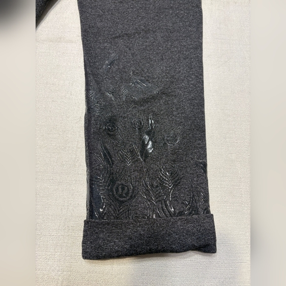 Lululemon Athletica Acro Crop, Embossed Logo , Size -+- 6 - Picture 2 of 9
